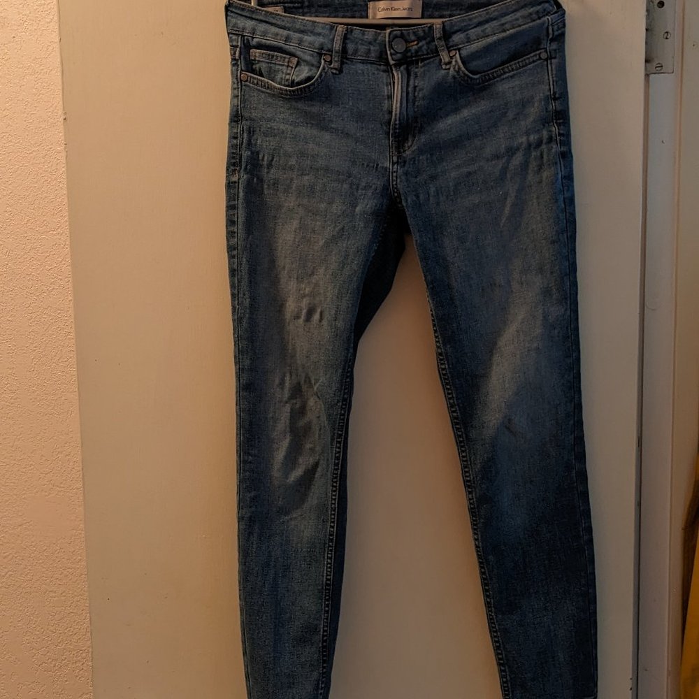 Calvin Klein skinny ankle jeans size 6. Light blue, frayed hem.
